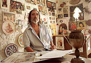 Juan Heredia,    El Pirri,  en su cueva convertida en museo del barrio almeriense de La Chanca.