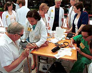 Médicos toman la tensión a los viandantes para reclamar el hospital militar.