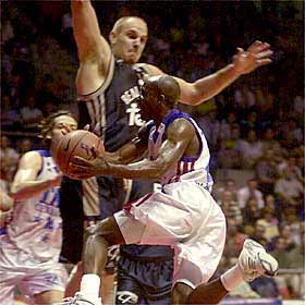 Bennett intenta entrar a canasta ante la oposición de Milic.