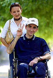 Javier Otxoa, junto a su novia, a la salida del hospital.