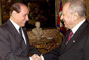 Silvio Berlusconi (izquierda) estrecha la mano del presidente de la República, Carlo Azeglio Ciampi.