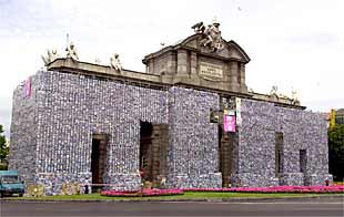 La Puerta de Alcalá ya está cubierta de libros.