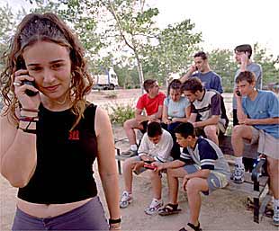 Jóvenes pendientes del teléfono móvil, el viernes por la tarde en Madrid.