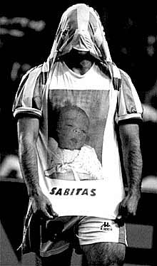 Juan Sabas, en su época bética, dedica un gol a su hijo