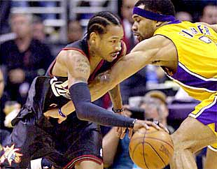 Iverson intenta eludir el marcaje de Fisher durante el segundo partido de la final.
