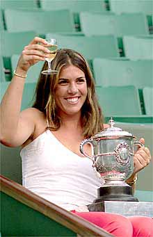 Jennifer Capriati brinda en París orgullosa del trofeo ganado.