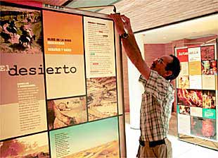 Un hombre ultima los detalles de la exposición    El Islam, patrimonio de todos. 