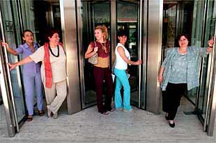 De izquierda a derecha, Lola Rubiales, Josela Fernández, María Muñoz, Soledad Ponferrada y María de la Huerta.