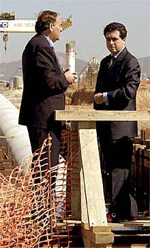 Jaume Matas, ayer, durante la visita a la depuradora del Llobregat.