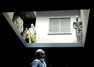 Un aspecto de la instalación  Double bind,  de Juan Muñoz, en la Tate Modern de Londres.
