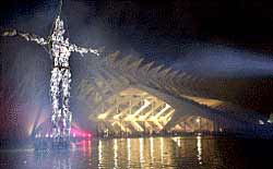 Un momento del espectáculo de la Fura dels Baus, celebrado el domingo en la Ciudad de las Artes y de las Ciencias.