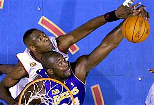 Mutombo comete personal sobre O'Neal en el tercer partido de la final.