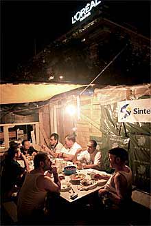 Lupicinio, con boina, junto a los Racones en el campamento de trabajadores de Sintel en el paseo de la Castellana.