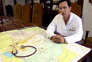 Pablo Palma muestra un plano de El Chad, donde ejerció la medicina como voluntario.