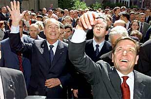 Jacques Chirac (izquierda) y Gerhard Schröder pasean por Friburgo, donde se celebró la cumbre franco-alemana.
