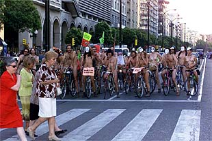 Medio centenar de personas se manifestaron ayer desnudos en sus bicicletas por el centro de Zaragoza para protestar contra el Plan de Tráfico y Transportes de la ciudad.