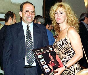 Victoria Vera y el consejero de Turismo de la Diputación de Cáceres, Andrés Rodríguez, durante la presentación de  La serrana de Vera , este mes, en Cáceres.