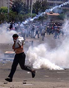   La policía argelina disuelve a tiros una masiva manifestación   (REUTERS)