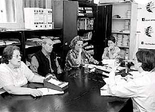 Algunos de los padres miembros de la asociación, en una reunión de trabajo.