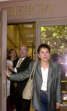 Aizpurua, directora de    Gara,  a su salida de la Audiencia Nacional.