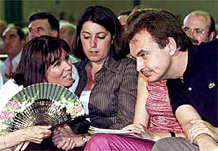 José Luis Rodríguez Zapatero conversa con Micaela Navarro en el mitin de Sevilla.