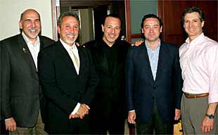 De izda. a dcha., Rick Dobbies, presidente de Sony Music International; Emilio Estefan, presidente de Crescent Moon Records; Thomas D. Mottola, Jaime de Polanco y Bob Bowlin, viceprsidente de Somy Music Entertainment.