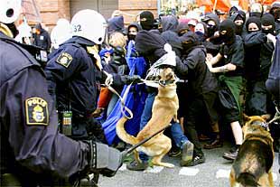 Un grupo de manifestantes choca con agentes antidisturbios en el centro de la ciudad de Gotemburgo.