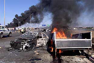 Vehículos quemados en una autopista de acceso a Argel el jueves tras el paso de la manifestación bereber.