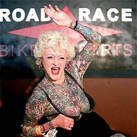 Isobel Varley, la mujer más tatuada del mundo, muestra su cuerpo en la IV Convención Internacional de Tatuajes.