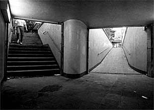 Paso subterráneo para peatones que une las calles del General Oraa y de Francisco Silvela.