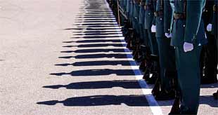Entrega de despachos de la Guardia Civil, ayer, en la Academia de Baeza (Jaén).