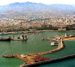 En primer plano, la explanada del dique de Levante.