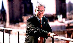 El alcalde Joan Clos en la azotea del Ayuntamiento de Barcelona.