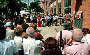 Participantes en el homenaje a Enric Valor, ayer, en la calle dedicada al escritor en el barrio de Campanar de Valencia.
