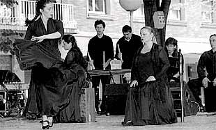 Txalaparta y flamenco, juntos en el barrio bilbaíno de San Francisco.