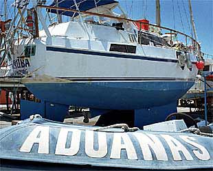 El velero interceptado en alta mar con cocaína, ayer, en el dique seco de Puerto América.