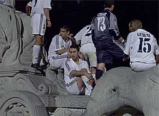Los jugadores del Madrid, subidos en una réplica de la Cibeles en la fiesta del Bernabéu.