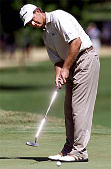 Goosen, con el  putter  en la mano, en el  green  del tercero.