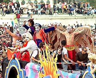 Más de 100.000 personas participaron en una fiesta  rave  en septiembre de 1999 en París.