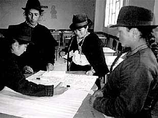 Un grupo de mujeres saraguro trabajando en uno de los talleres comunales.