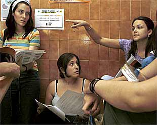 Varias estudiantes de Málaga, ayer, antes de comenzar las pruebas de selectividad.