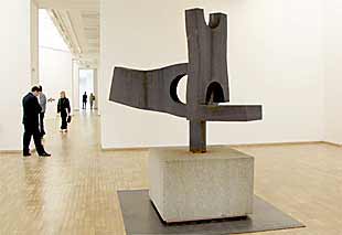  Estudio para peine del viento VI,  una de las cien obras de Chillida expuestas en la antológica del Jeu de Paume de París.