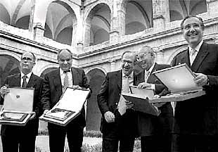 El consejero Carlos González Cepeda (en el centro), junto a los demás galardonados.