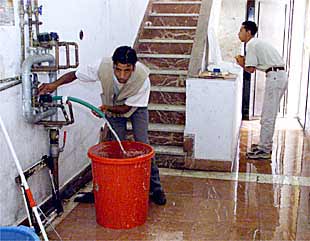 Dos inmigrantes se asean en su encierro en la sede del Sindicato Unitario.