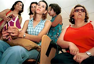 Mujeres maltratadas que participan en el programa Cualifica. En primer plano, Nora H. y María José N.