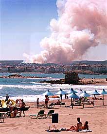 Los bañistas de las playas de Empúries podían ver la humareda del incendio por detrás de L'Escala.