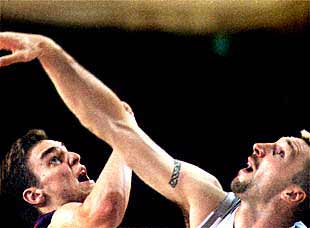 Gasol pugna con Struelens durante el segundo partido de la final entre el Barcelona y el Real Madrid.