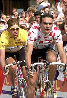 Virenque, a la derecha, entra por delante de Ulrich en Courchevel.