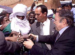 El presidente argelino, Abdelaziz Buteflika (derecha), ayer en Tamanraset (2.000 kilómetros al sur de Argel).