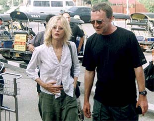 La actriz Meg Ryan, en Tailandia, con un acompañante desconocido.